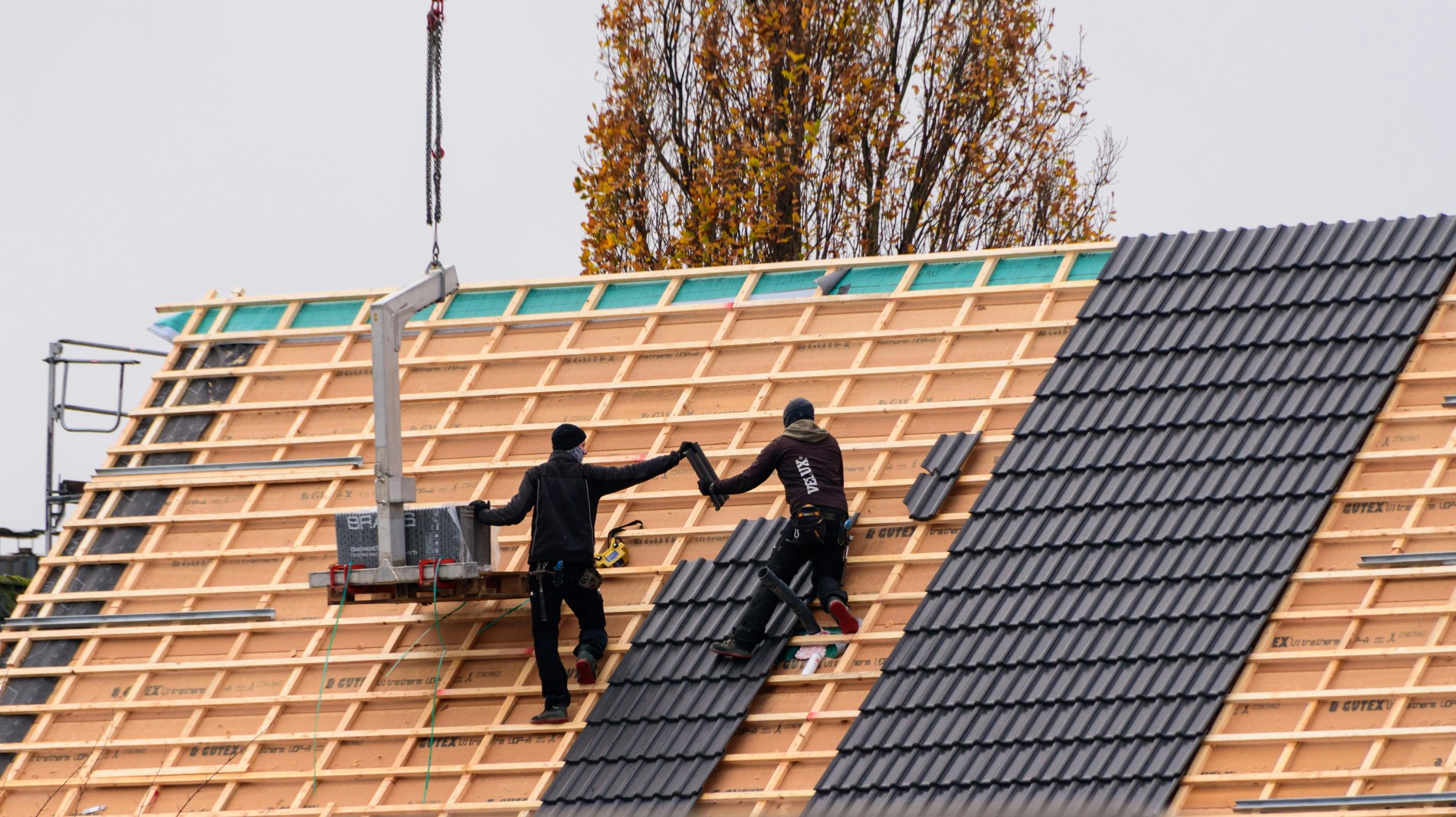 Couvreurs travaillant sur une toiture à Châteauneuf-du-Faou