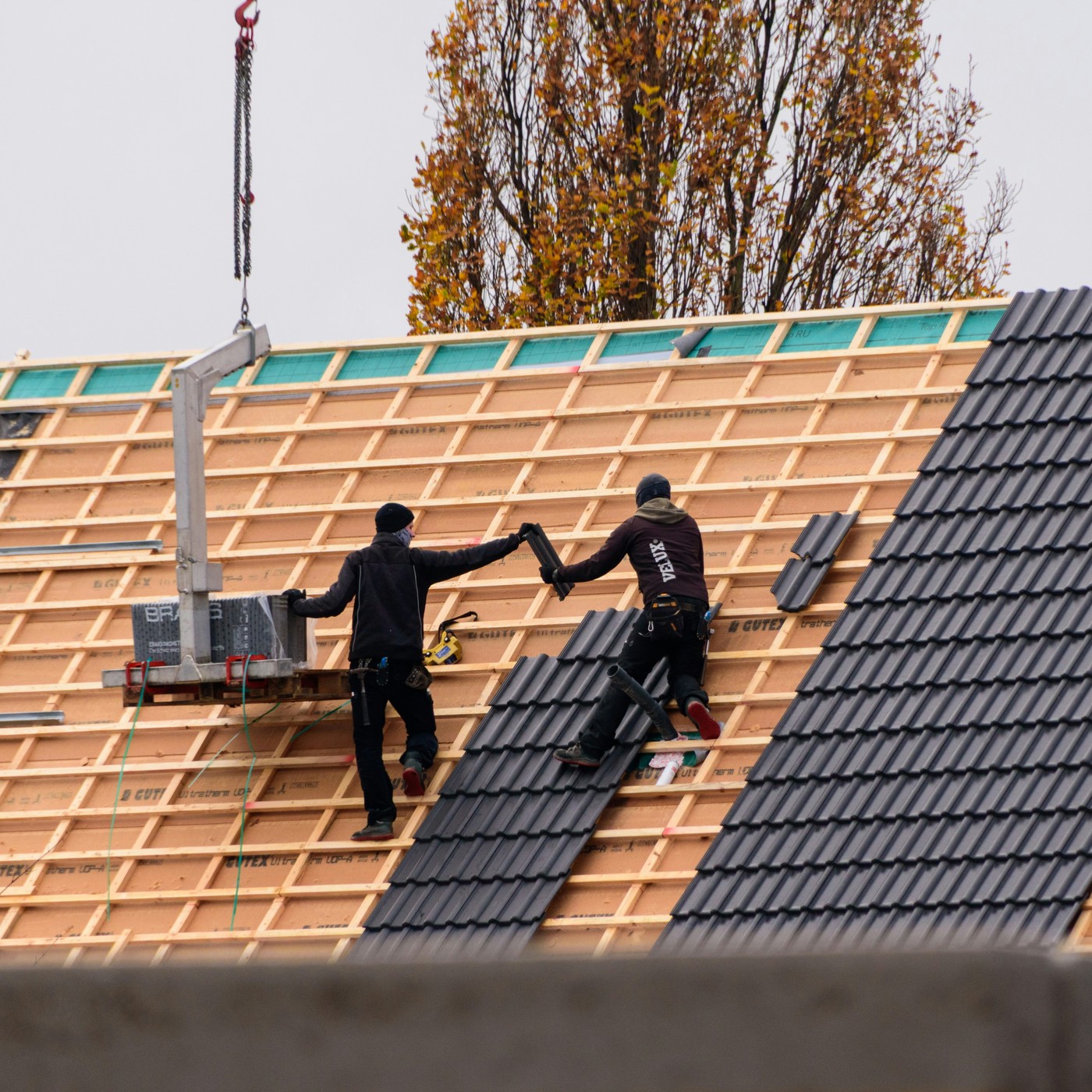 Couvreur sur un chantier de couverture